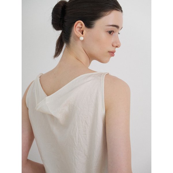 Glossy sleeveless drape blouse_Cream