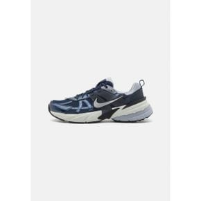 5146694 Nike V2K RUN - Trainers obsidian/thunder blue/wolf grey/platinum tint/black