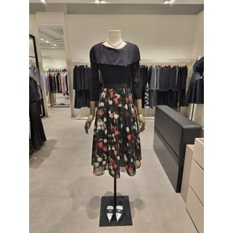 지고트 [파주점] 프릴 라운드넥 7부 니트 플레어 원피스 JS3B0OP251