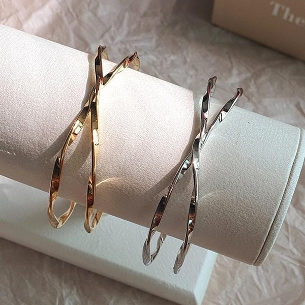 [옷자락] 여자 데일리 포멀 직장인 실버 볼드 크로스 뱅글 팔찌