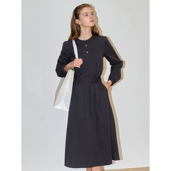 [세트] 로넌 핀턱 블라우스 + 로넌 스트랩 플리츠 스커트 딥 차콜 J1950