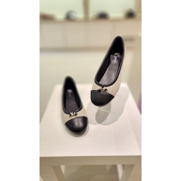 [여주점] 바바라 양가죽 옥스포드 엠블럼 금속 장식 여성 플랫 BBI133BK