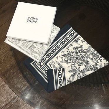 헤지스 Toile de Jouy 여성 네이비 패턴 사각 면 손수건 HILG5F531N2