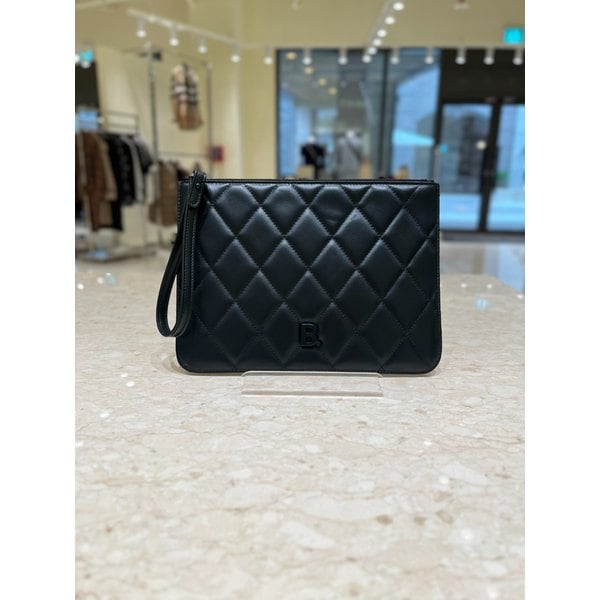 [부산점] B 로고 퀼팅 클러치백 617787-1WN17-1000