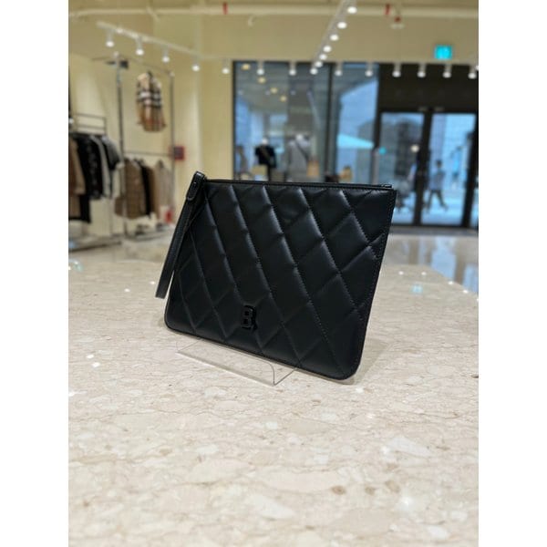 [부산점] B 로고 퀼팅 클러치백 617787-1WN17-1000