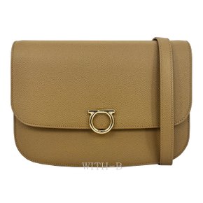 [시흥점] [FERRAGAMO]간치니 플랩 숄더백 213933 760943 CAMEL