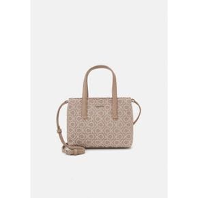 4757399 Calvin Klein MUST MINI TOTE - Across body bag chantrelle mono jacquard