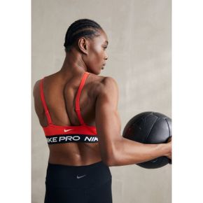 4799940 Nike INDY PLUNGE BRA - Medium support sports bra light crimson/white