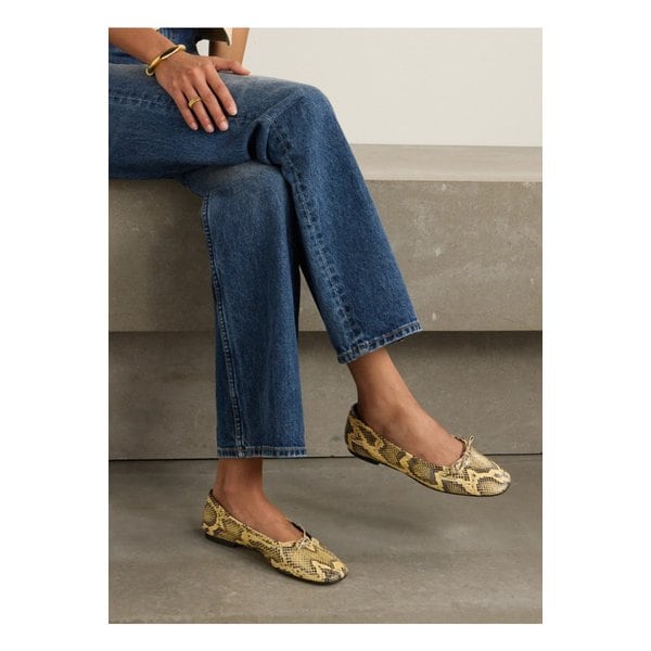 에이디 델피나 보우 디테일 스네이크 가죽 발레 플랫 1647597340508076