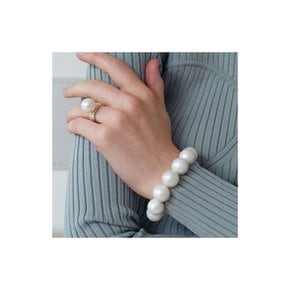 Soft Big Pearl Bracelet