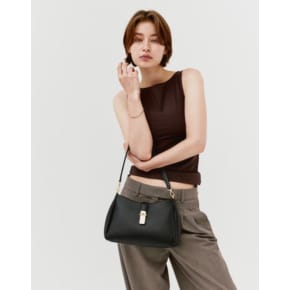 DCBA6E161BK [CLA] 블랙 소가죽 체크 장식 포인트 숄더백