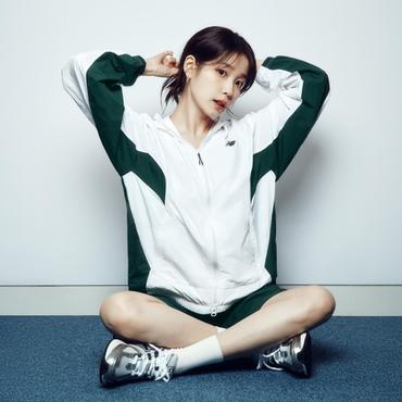 뉴발란스 남여공용 플라잉 경량 후드 바람막이 (NBNAF21433)