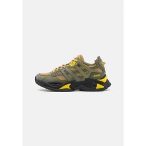 5147515 Guess BELLUNO - Trainers green/yellow