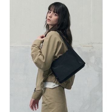 레더리 글로시 나일론 스퀘어 숄더백 [BLACK]