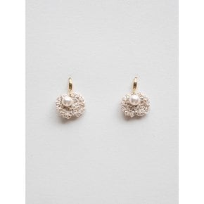 Gold beige pearl point knit earring