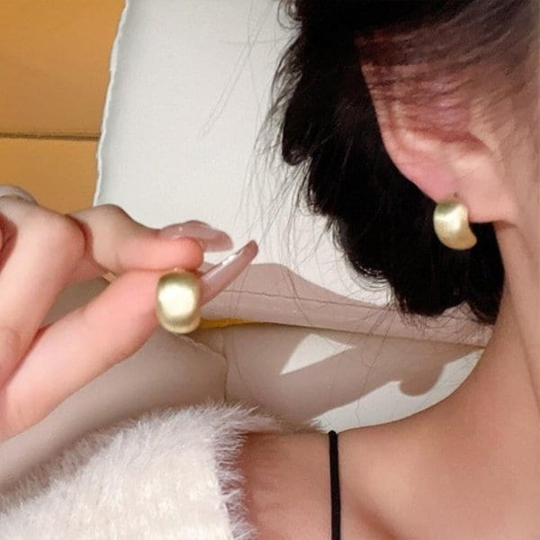 [옷자락] 여성 심플 기념일선물 무광 컬러 스터드 귀걸이