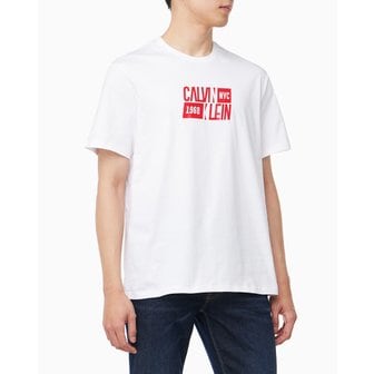 Calvin Klein Jeans 남성 레귤러핏 스포츠 로고 반팔 티셔츠(4RB850G)