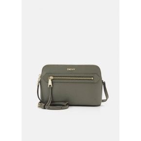 4761226 DKNY BRYANT - Across body bag olive