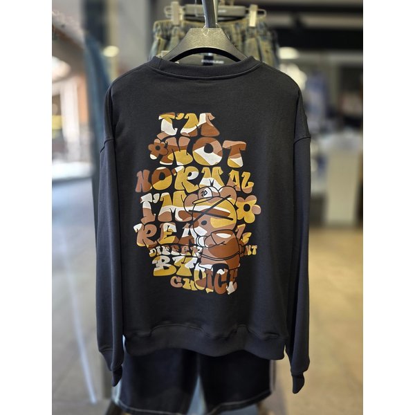 [시흥점] 밀리터리 베어 그래피티 세미오버핏 맨투맨(남여공용)/JGZZ22802BK