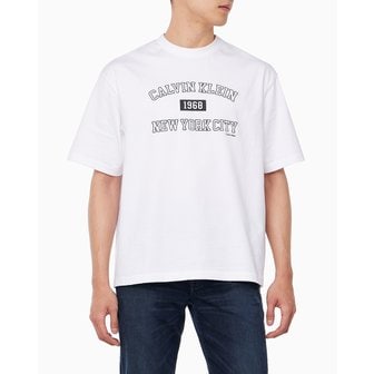 Calvin Klein Jeans 남성 릴렉스핏 뉴욕 바시티 로고 반팔 티셔츠(4RB846G)