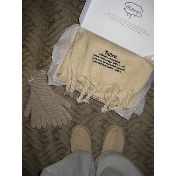 [GIFT BOX] 오버사이즈 스토리로고 머플러 / 핑거홀 니트 장갑 SET 베이지