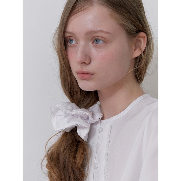 petit lace scrunch - white