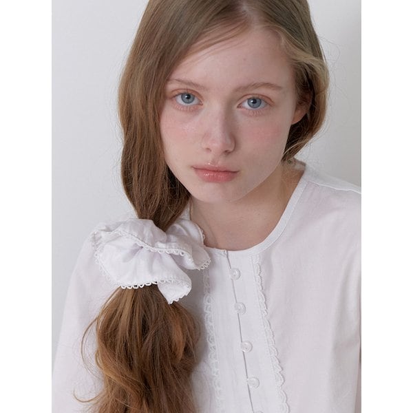 petit lace scrunch - white