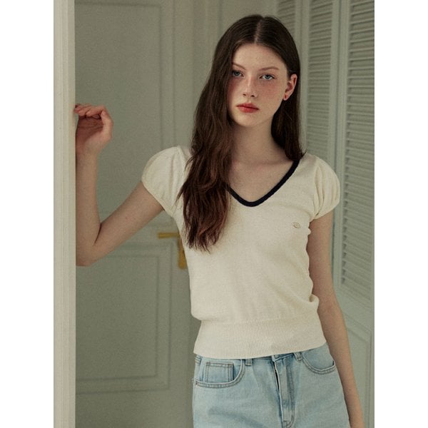 Back ribbon coloring v neck puff knit - white
