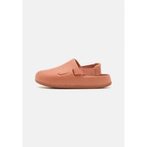 4591834 Nike CALM MULE - Slip-ons terra blush