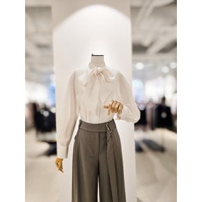 [파주점] [더아이잗컬렉션]볼륨 슬리브 타이넥 블라우스 CS2BOBL221