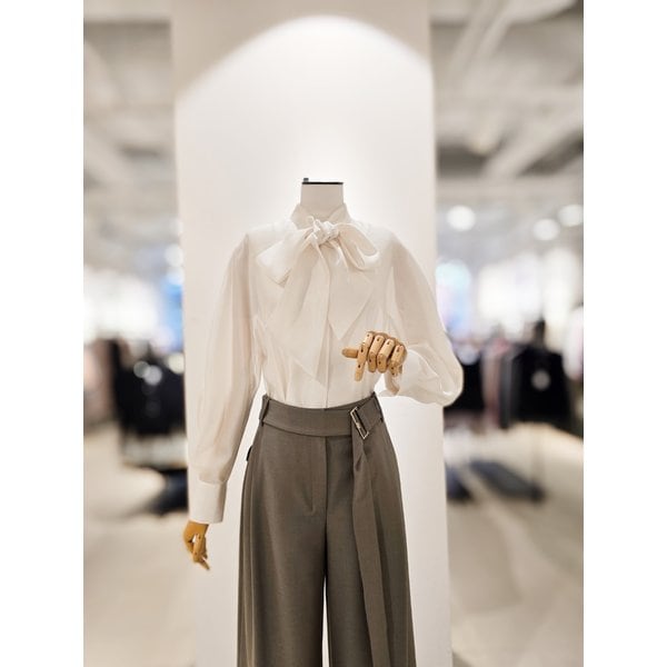 [파주점] [더아이잗컬렉션]볼륨 슬리브 타이넥 블라우스 CS2BOBL221