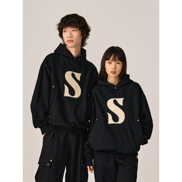 리벳 아플리케 포켓 로고 후드_블랙