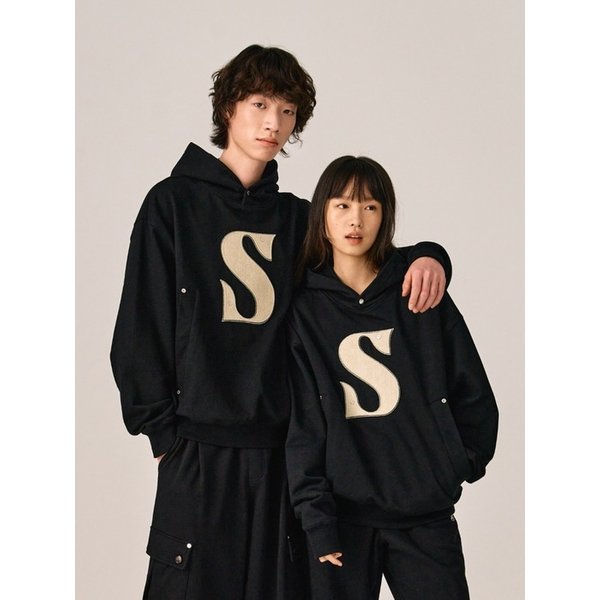 리벳 아플리케 포켓 로고 후드_블랙