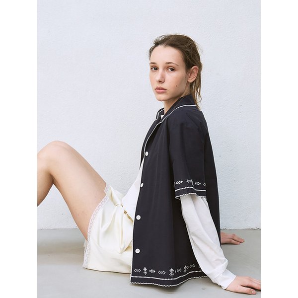 embroidered open-collar shirt (navy)