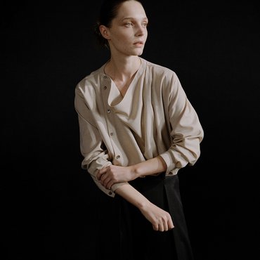 킨더살몬 Draped Allen Blouse Sand Beige (Merino Wool)