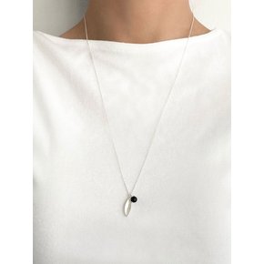 REBBLE LEAF NECKLACE (BLACK)