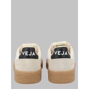 V-82 스니커즈 SS26 VE3320942_PURE/CALCAIRE/BLACK 7355138