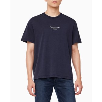 Calvin Klein Jeans 남성 레귤러핏 그래픽 워시 반팔 티셔츠(4RB824G)