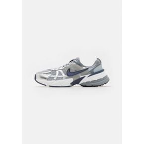 5147105 Nike V2K RUN - Trainers wolf grey/midnight navy/cool grey/white/black