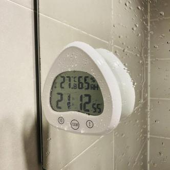 셀러허브 디지털 온습도 타이머 흡착 욕실 방수시계 삼각주먹밥 모양 (S8509845)