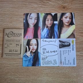 뉴진스 NewJeans EP 1집 앨범 New Jeans (Bluebook ver.) 공식 포토카드 1- 민지 버전