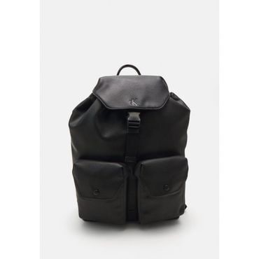 이스퀘어 4957631 Calvin Klein OVER WEBBING FLAP BACKPACK UNI - Rucksack black