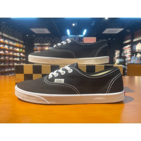 [여주점] (남여공용) 스니커즈 어센틱 로우 프로 (블랙 화이트) (VN000D04BZW)