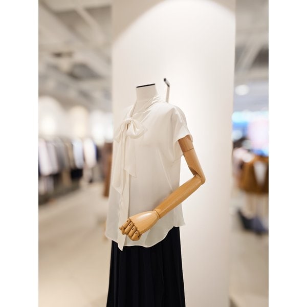 [파주점] [더아이잗컬렉션]드레이프 타이 브이넥 블라우스 CS4B0BL611