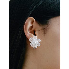 HSU022 White flower stud earrings