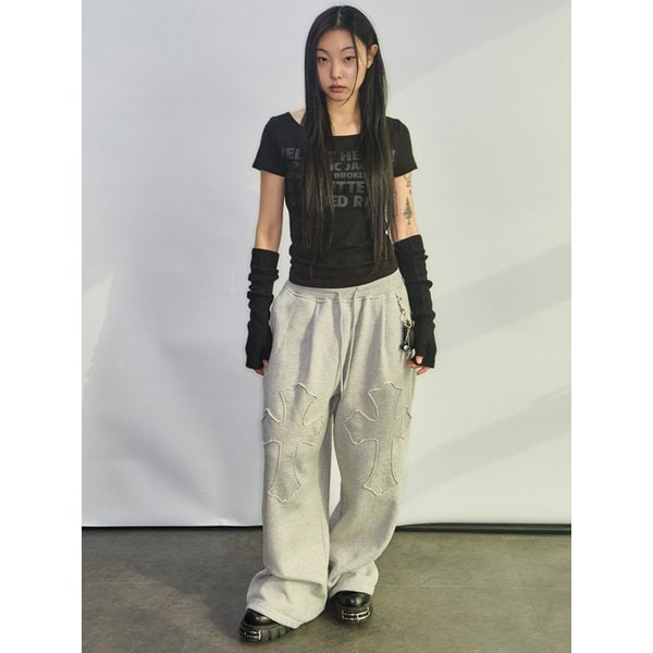 CROSS APPLIQUE SWEAT PANTS [GREY]