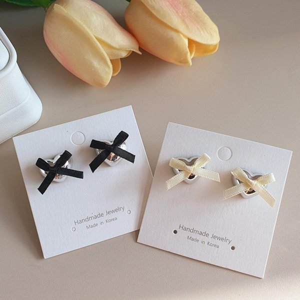 [옷자락] 여성 큐티 리본 하트 화이트 블랙 스터드 미니 귀걸이