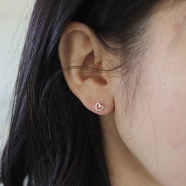 모던라이크 [ 본사정품 / 실크 파우치 쇼핑백 증정 ] 14k 골드필드 실버 티니 라인하트 침 귀걸이
