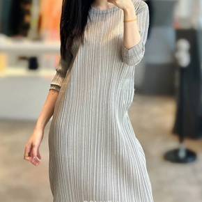 보니제이 / BONNIE J 베이직 라운드 주름 롱원피스 루즈핏 플리츠