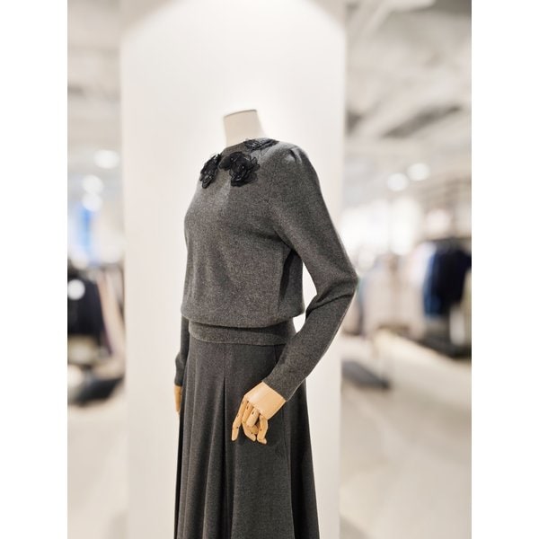 [파주점] [더아이잗컬렉션]울 플라워 포인트 풀오버 니트 CPBA1PO611